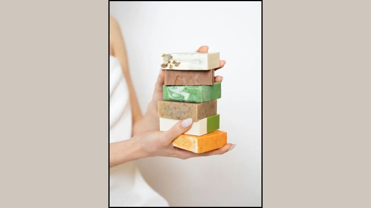 गुंतवणुकीबद्दल बोलायचे झाले तर, तुम्ही हा व्यवसाय फक्त 10 ते 30 हजार रुपयांमध्ये घरी सुरू करू शकता. जर तुम्हाला मोठ्या प्रमाणात उत्पादन करायचे असेल तर तुम्हाला 50 हजार किंवा त्यांपेक्षा अधिक रुपयांची गुंतवणूक करू शकता.