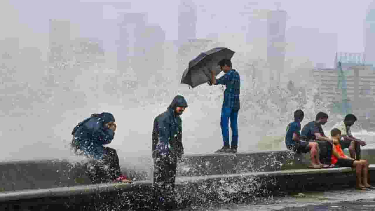 Maharashtra Weather Update : पुढील 24 तास धोक्याचे... 'या' जिल्ह्यांना पाऊस झोडपणार, हवामान खात्याचा अलर्ट काय? Maharashtra Weather Update : पुढील 24 तास धोक्याचे... 'या' जिल्ह्यांना पाऊस झोडपणार, हवामान खात्याचा अलर्ट काय?