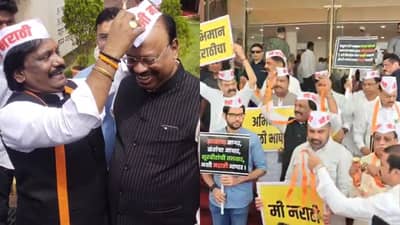 पहिल्याच दिवशी विरोधक आक्रमक, विधान भवनाच्या पायऱ्यावरच नारेबाजी; बावनकुळेंना घातली टोपी
