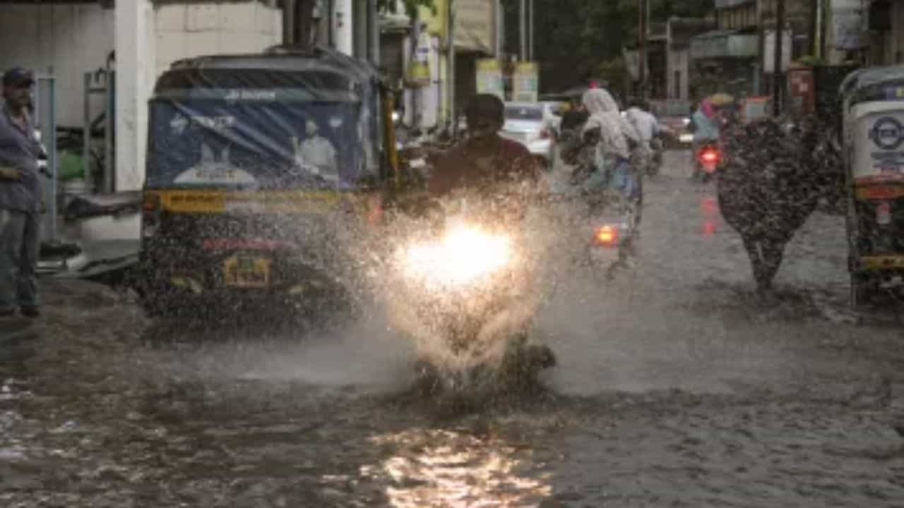 Weather Updates : आपत्ती विभागाचा अहवाल, 24 तासांत 18 मृत्यू, रायगडला रेड अलर्ट जारी Weather Updates : आपत्ती विभागाचा अहवाल, 24 तासांत 18 मृत्यू, रायगडला रेड अलर्ट जारी