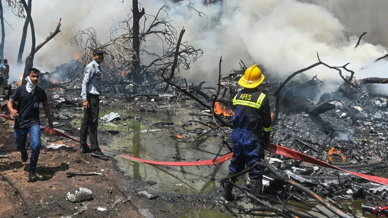 12 जून 2025 रोजी अहमदाबादमध्ये एअर इंडियाचे विमान कोसळले. या विमानात असलेल्या 242 प्रवाशांपैकी 241 जणांचा मृ्त्यू झाला. या अपघातामुळे संपूर्ण देशावर शोककळा पसरली. 