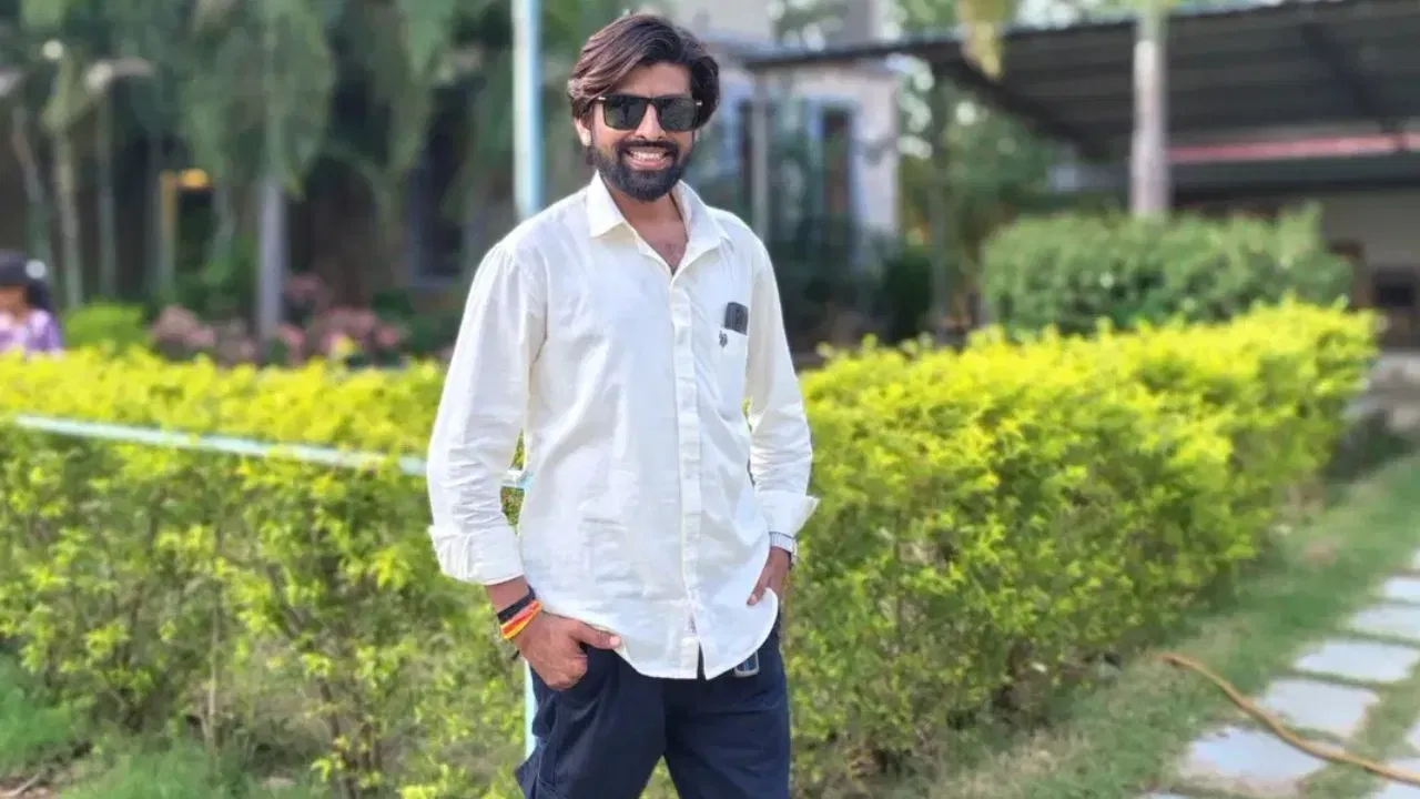 महेश जिरावाला हे नरोडा येथील रहिवासी आहेत. महेश हे जाहिरातींचे व्हिडिओ बनवण्यासोबतच संगीत व्हिडिओ बनवण्यासाठी प्रसिद्ध होते. त्यांनी 2019 मध्ये प्रदर्शित झालेल्या 'कॉकटेल प्रेमी पाग ऑफ रिव्हेंज' या चित्रपटाचे दिग्दर्शनही केले होते.  