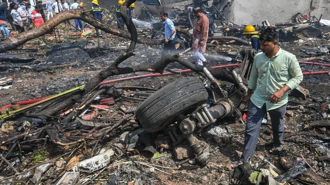 अहमदाबादमधील विमान अपघातानंतर आतापर्यंत 87 मृतदेहांचे डीएनए मॅचिंग करण्यात आले आहे. ज्या मृतदेहांचे डीएनए मॅचिंग झाले आहे ते कुटुंबियांना देण्यात आले आहेत. तसेच त्यांना मृत्यु प्रमाणपत्रे देखील देण्यात आली आहेत.