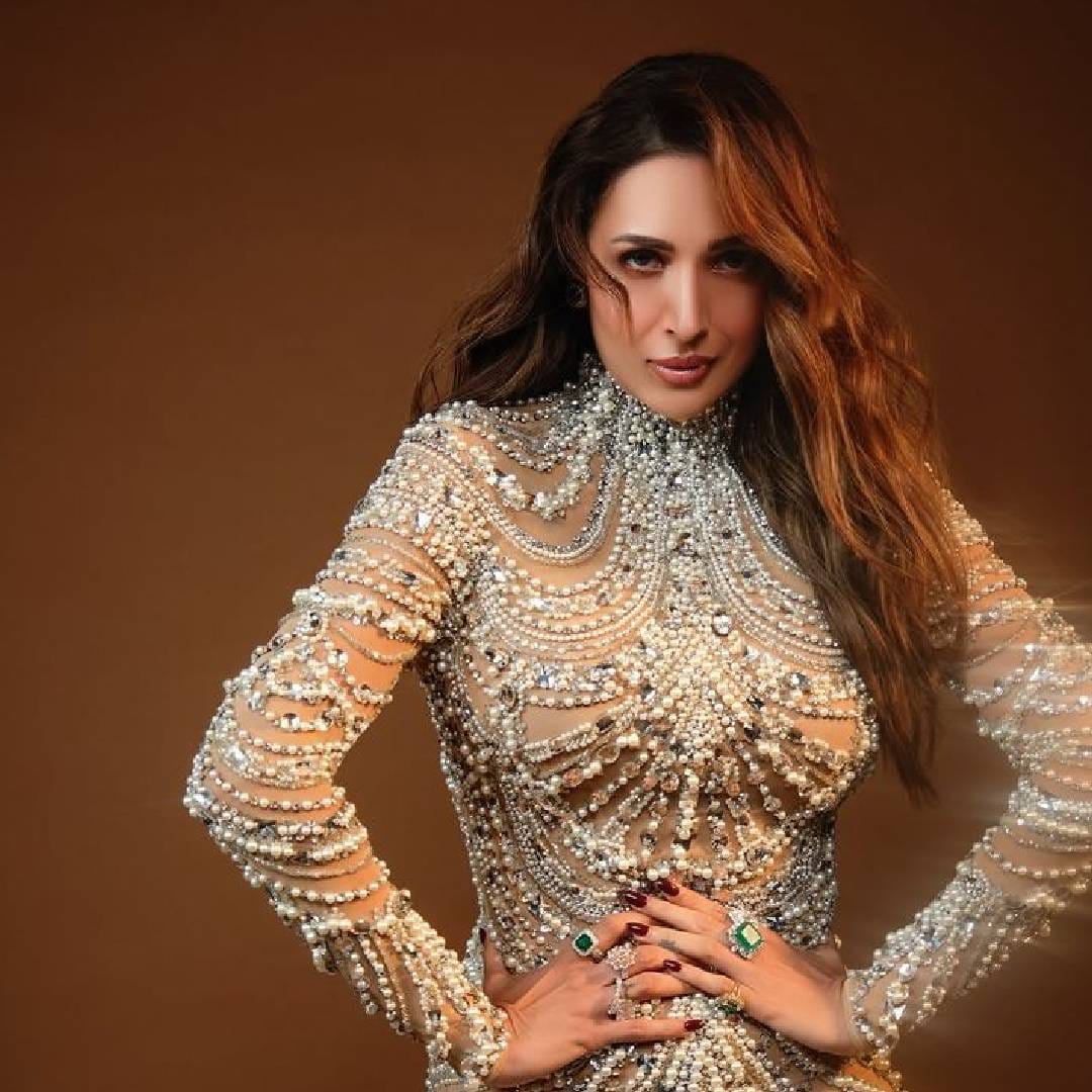 "मी इंटरमिटंट फास्टिंगसुद्धा करते. माझ्यासाठी ते जादूप्रमाणे काम करतं. त्यामुळे माझी संपूर्ण सिस्टीम उत्तम होते. मला चांगली झोप लागते, उठल्यावर आळस किंवा जडपणा वाटत नाही. दर दोन दिवसांनी मी इंटरमिटंट फास्टिंग करते. फास्टिंग आणि डाएटिंग यात खूप फरक आहे. मी खाण्याच्या ठराविक वेळा पाळते. कधीही काहीही खात नाही", असं मलायकाने सांगितलं. 
