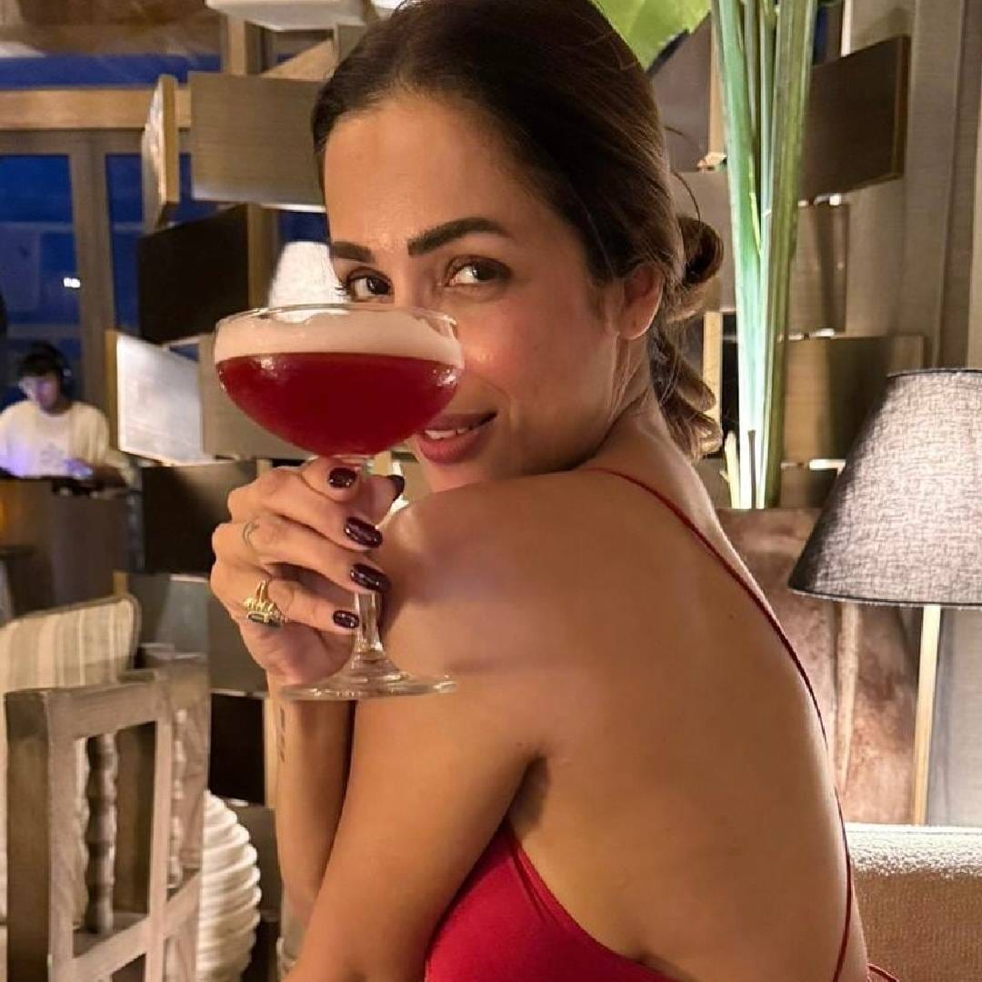 "विशेष म्हणजे मी कोणताच चीट डे (cheat day) पाळत नाही किंवा मी कधीच कॅलरी काऊंट करत नाही. मी फक्त आणि फक्त पोर्शन कंट्रोल करून जेवण्याला प्राधान्य देते. माझ्याकडे एक वाटी आहे. मी तेवढंच जेवते, त्यापेक्षा जास्त नाही", असंही मलायकाने स्पष्ट केलं. 
