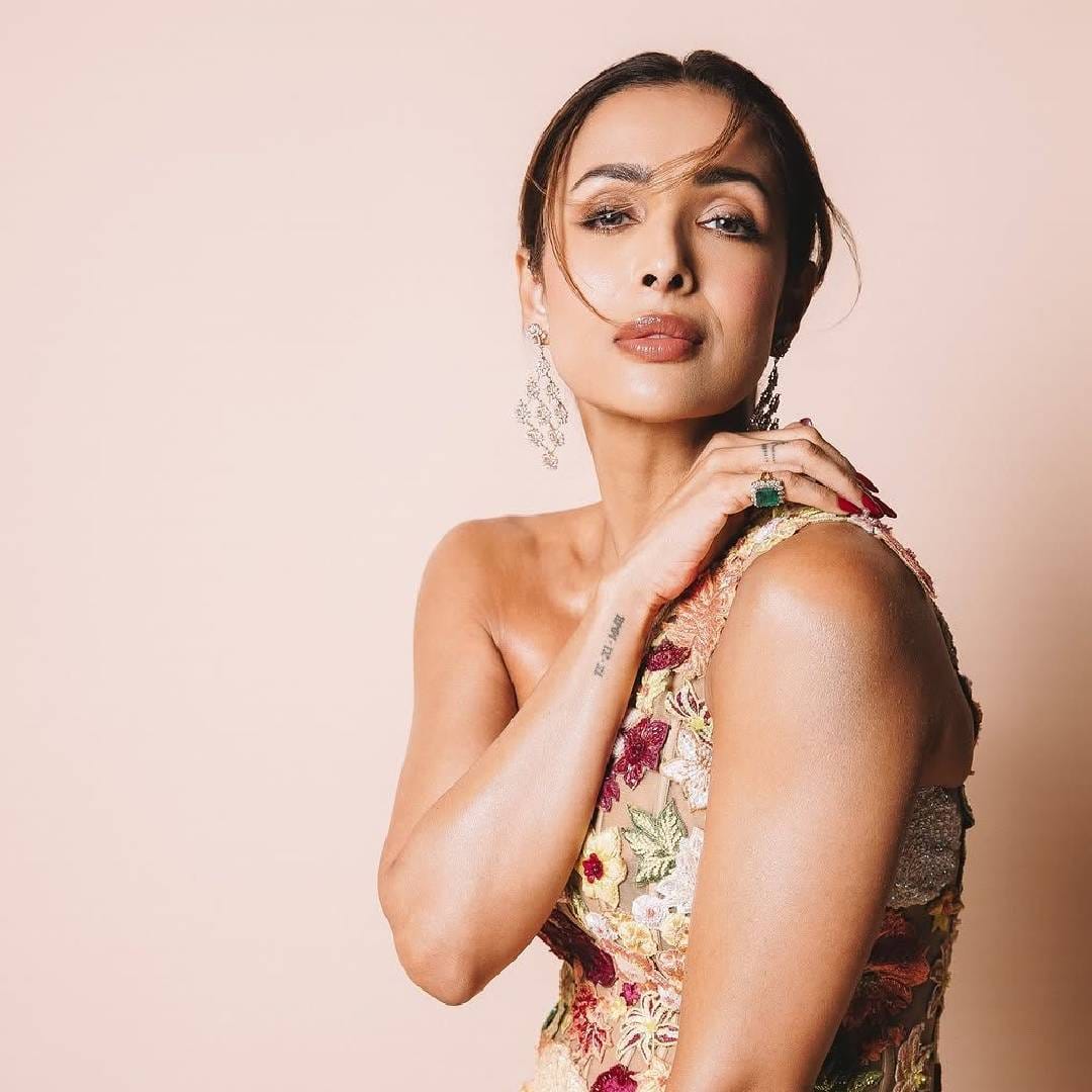 वयाची पन्नाशी ओलांडल्यानंतरही अभिनेत्री मलायका अरोरा अत्यंत फिट आणि उत्साहपूर्ण दिसते. मलायकाचं फिटनेस आणि सौंदर्य हे अनेक तरुण अभिनेत्रींनाही टक्कर देणारं आहे. योग, पालिटेस, जिम आणि डाएट या सर्व गोष्टींचं काटेकोर पालन करत मलायका स्वत:ला फिट ठेवते.
