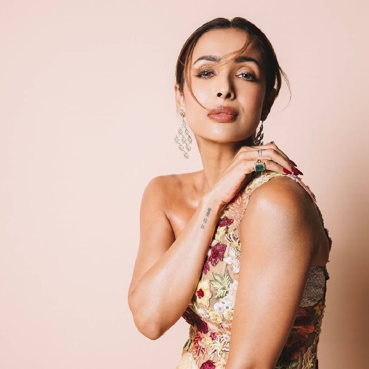 वयाची पन्नाशी ओलांडल्यानंतरही अभिनेत्री मलायका अरोरा अत्यंत फिट आणि उत्साहपूर्ण दिसते. मलायकाचं फिटनेस आणि सौंदर्य हे अनेक तरुण अभिनेत्रींनाही टक्कर देणारं आहे. योग, पालिटेस, जिम आणि डाएट या सर्व गोष्टींचं काटेकोर पालन करत मलायका स्वत:ला फिट ठेवते.
