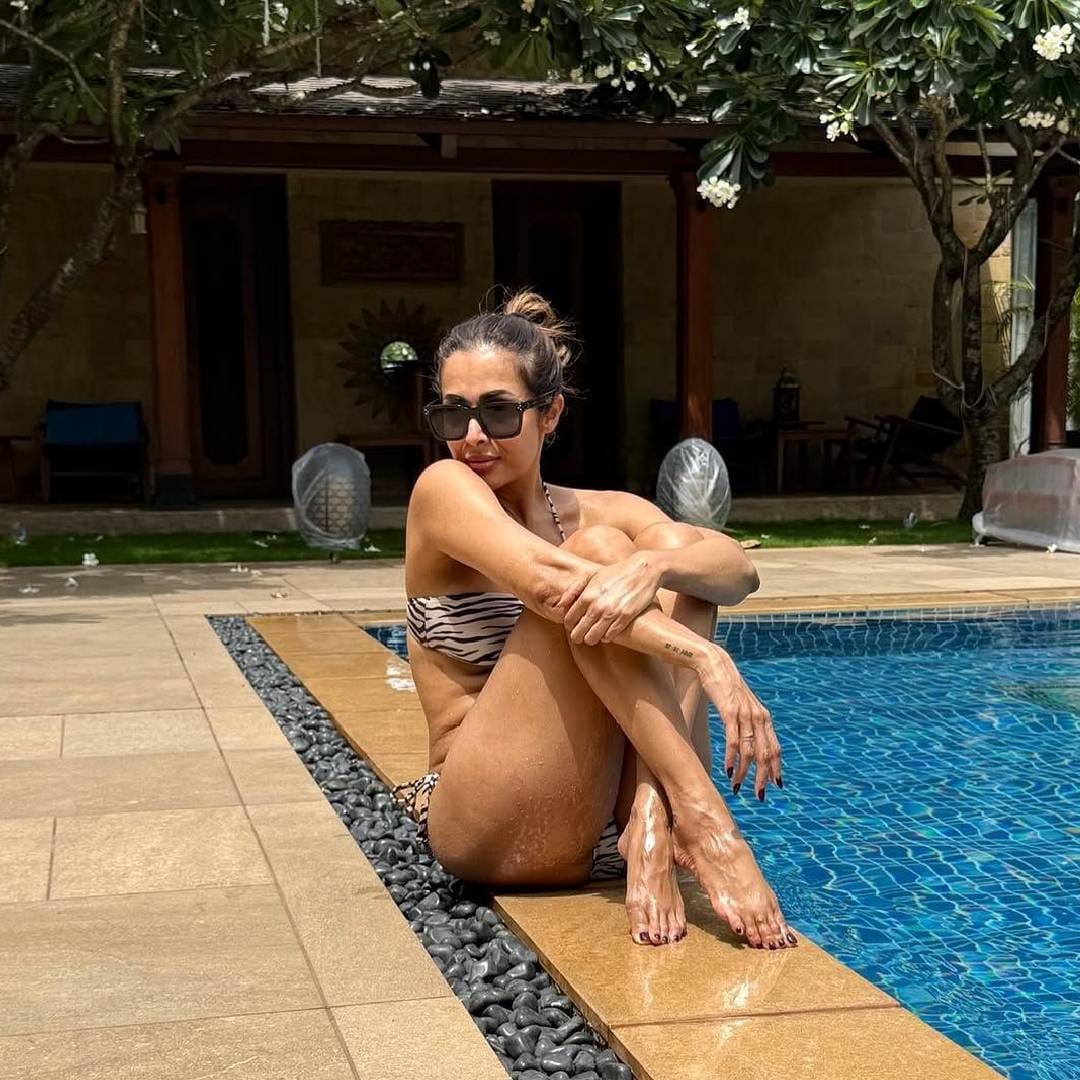 "मी सूर्यास्तानंतर काहीच खात नाही. माझं शेवटचं जेवण हे संध्याकाळी 7 वाजता असतं. त्यानंतर मी थेट दुसऱ्या दिवशी खाते. दुसऱ्या दिवशीही सकाळी उठल्यावर लगेच मी काही खात नाही", असं मलायका म्हणाली. 
