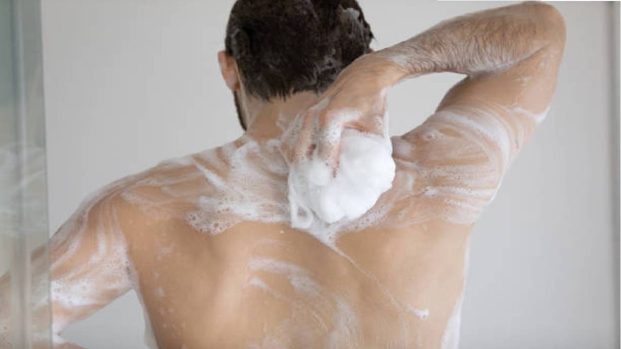 फक्त बायकोच्या साबणाने आंघोळ केली... तिने थेट पोलीस बोलावले; नवऱ्याची तंतरली