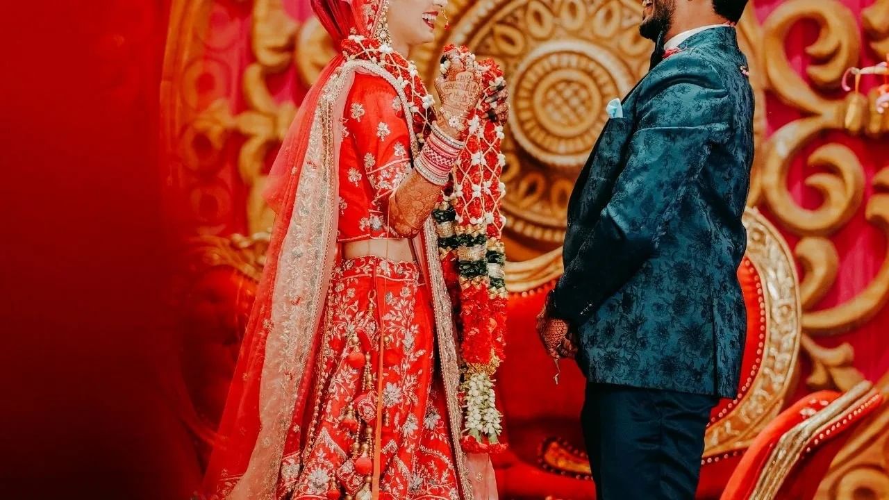 ज्योतिषशास्त्रानुसार, 28 वर्षांनंतर, म्हणजेच 29 वे वर्ष सुरू होताच, कुंडलीतील मांगलिक दोष आपोआप संपतो. असे म्हटले जाते की यानंतर व्यक्ती कोणाशीही लग्न करू शकते.