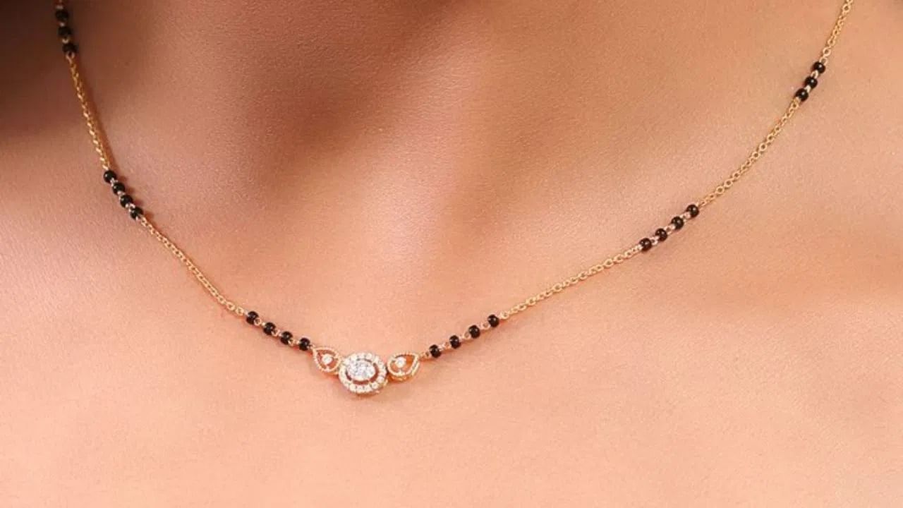 मंगळसूत्रातील काळे मोती हे वैवाहिक जीवनातील समृद्धी, सुरक्षितता आणि स्थिरतेचे प्रतीक मानले जातात. असे मानले जाते की काळे मोती पती-पत्नीच्या नात्याचे कोणत्याही प्रकारच्या नकारात्मकतेपासून रक्षण करतात आणि त्यांचे वैवाहिक जीवन आनंदी आणि स्थिर ठेवतात.