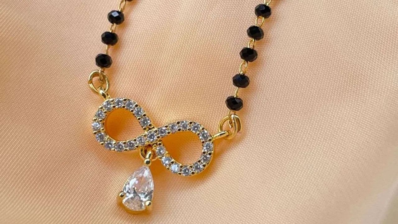 मंगळसूत्रात काळ्या मण्यांचा वापर हा सामाजिक आणि पारंपारिक परंपरेचा भाग आहे. ही एक शतकानुशतके चालत आलेली प्रथा आहे, ज्याचा मुख्य उद्देश समाजात आदर आणि संरक्षणाचे प्रतीक म्हणून जोडप्याच्या नात्याचे प्रतिनिधित्व करणे आहे.