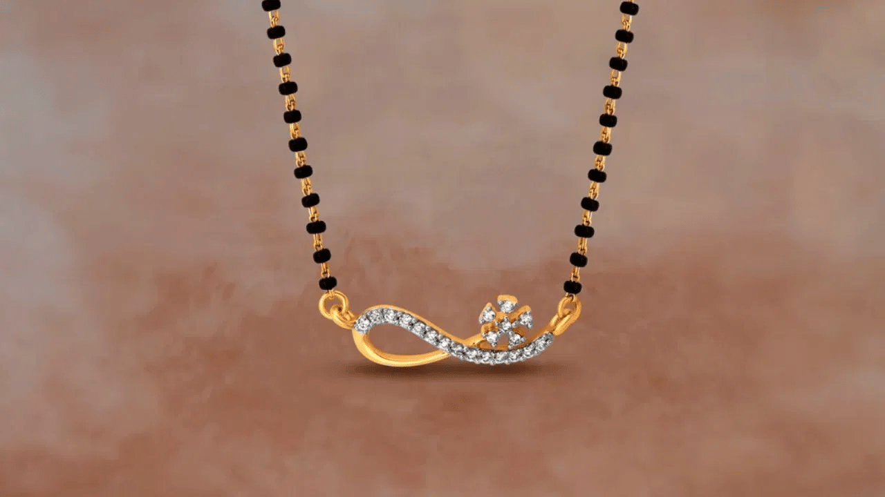 हिंदू मान्यतेनुसार, काळा रंग वाईट नजरेपासून संरक्षण करणारा मानला जातो. असे मानले जाते की मंगळसूत्रातील काळे मोती जोडप्याचे, विशेषतः पत्नीचे वाईट नजरेपासून संरक्षण करतात. काळे मोती नकारात्मक ऊर्जा शोषून घेतात आणि त्यांना दूर ठेवतात. ज्यामुळे स्त्रीच्या जीवनात आनंद आणि शांती टिकून राहते.