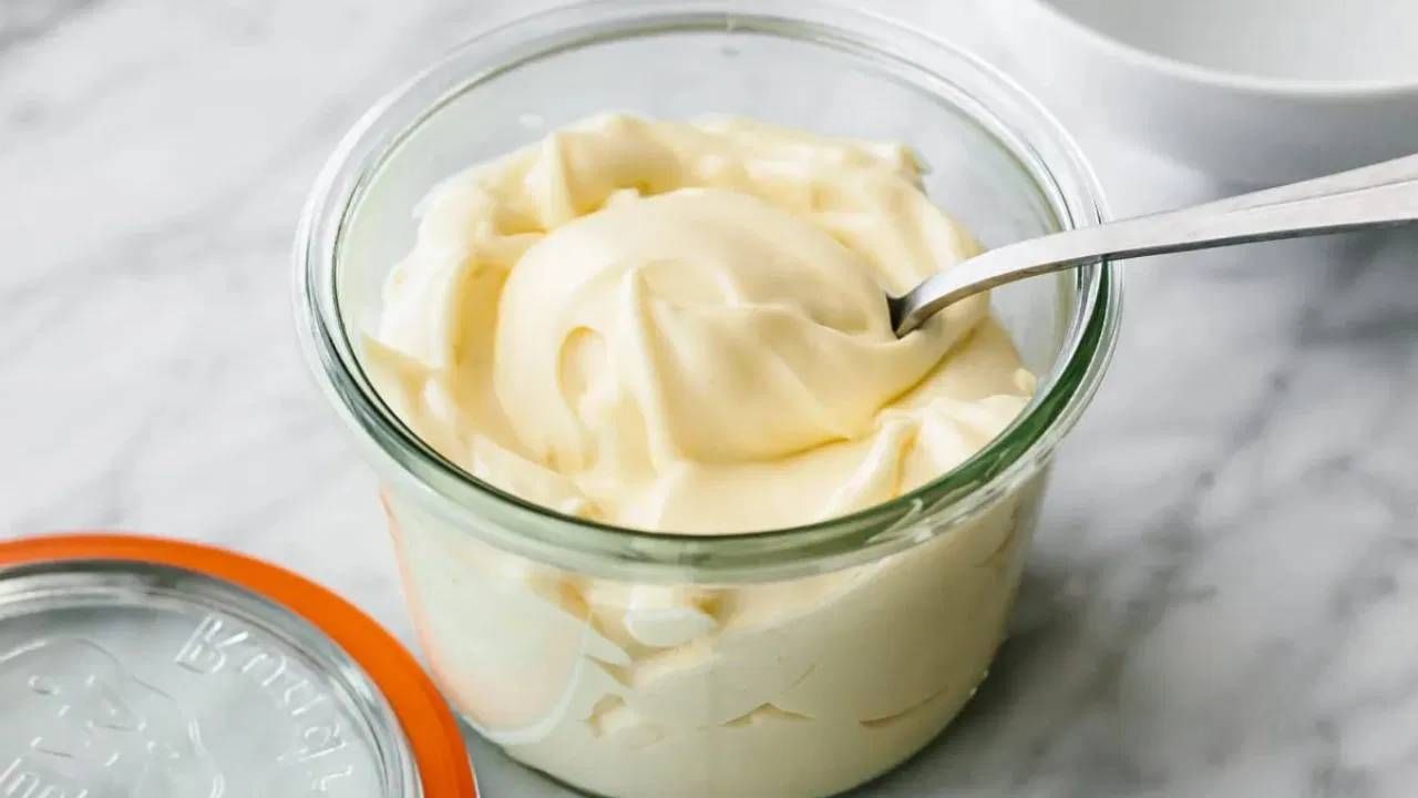 मेयोनेझचा वापर अनेक पदार्थांमध्ये केला जातो. पण तो फ्रीजरमध्ये ठेवल्याने त्याची चव खराब होऊ शकते. फ्रीजरमध्ये ठेवल्याने मेयोनेझमधील तेल आणि अंड्यातील पिवळ बलक वेगळे होऊ शकते. यामुळे मेयोनेझचा पोत खराब होऊ शकतो.