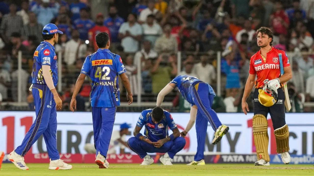 मागच्यावर्षी तिसऱ्या स्थानावर राहिलेल्या टीमला 7 कोटी रुपयाची रक्कम मिळाली होती. यावेळी मुंबई इंडियन्सचा प्रवास तिसऱ्या स्थानावर संपुष्टात आला. या शानदार प्रदर्शनसाठी मुंबई इंडियन्सला 7 कोटी रुपयांची रक्कम मिळू शकते. (PHOTO- PTI)