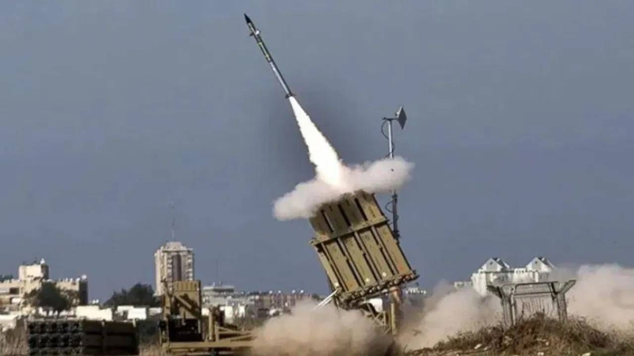 डोनाल्ड ट्रम्प थेट व्हाइट हाऊसच्या सिच्युएशन रुममधील राष्ट्रीय सुरक्षा परिषदेच्या बैठकीत सहभागी होऊ शकतात. इस्रायलसोबत मिळून पुन्हा एकदा इराणच्या अणवस्त्र प्रकल्पांवर हल्ला चढवला जाऊ शकतो. अमेरिका आतापर्यंत या युद्धापासून लांब होती. 