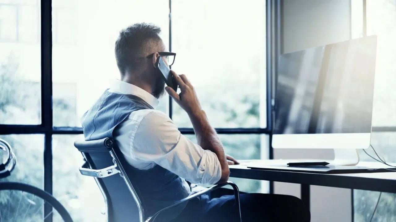 काही लोकांना त्यांच्या फोनचा आवाज अचानक कमी होण्याची समस्या येते, तर काहींना त्यांच्या फोनवर अजिबात आवाज येत नाही. अशा परिस्थितीत, तो दुरुस्त करणे हा पर्याय उरतो. मात्र, काही अशी ट्रिक्स किंवा युक्ति आहेत ज्या अशा परिस्थितीत उपयुक्त ठरू शकतात आणि फोनचा कमी झालेला आवाज पुन्हा व्यवस्थित येऊ लागेल.