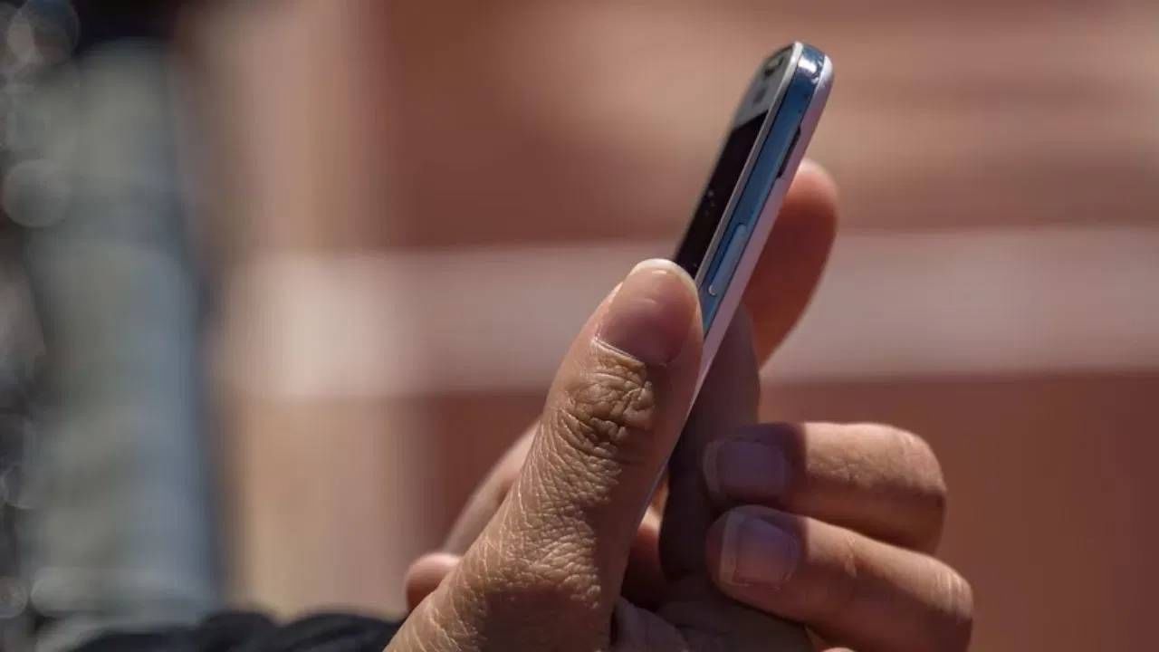 जर हे करूनही तुम्हाला तुमच्या फोनचा आवाज नीट ऐकू येत नसेल, तर त्याशिवायही अनेक युक्त्या आहेत ज्या वापरून तुम्ही तुमच्या फोनच्या स्पीकरचा आवाज वाढवू शकता.