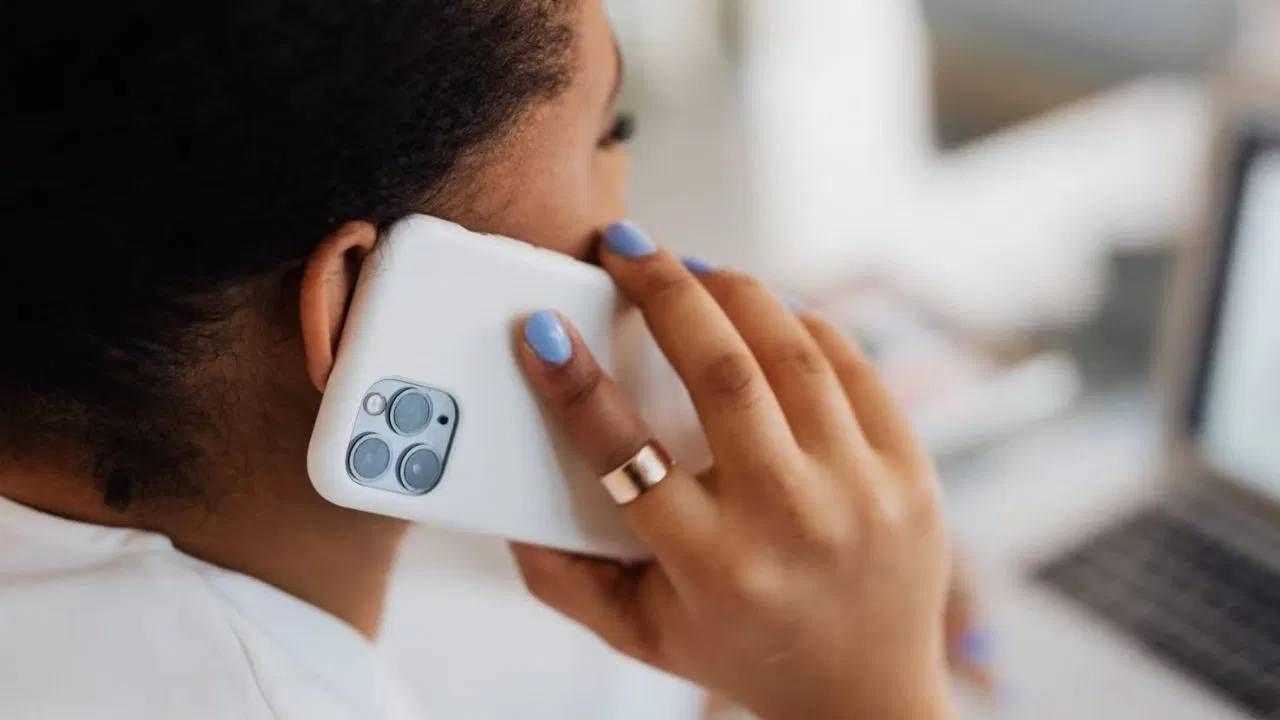 ही समस्या सहसा अनेक कारणांमुळे उद्भवते. उदाहरणार्थ, जर फोनच्या स्पीकरमध्ये हार्डवेअर दोष असेल तर तुम्ही अॅप्सच्या मदतीनेही ते दुरुस्त करू शकणार नाही. याशिवाय, घाण साचल्यामुळे देखील हे घडते. ( डिस्क्लेमर : या आर्टिकलमध्ये देण्यात आलेली माहिती व उपाय हे सामान्य ज्ञानावर आधारित आहेत. आमचा याला दुजोरा नाही. ते अवलंबण्यापूर्वी तज्ज्ञांचा सल्ला जरूर घ्यावा.)