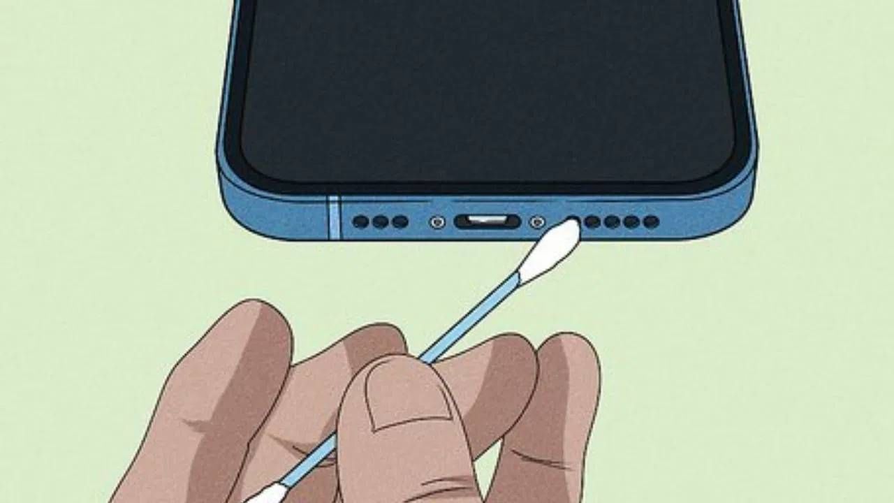 स्पीकरची स्वच्छता: जर फोनचा स्पीकर नीट काम करत नसेल तर स्पीकरमध्ये घाण साचलेली असण्याची शक्यता असते. अशा परिस्थितीत टूथब्रशच्या किंवा बड्सच्या मदतीने स्पीकर स्वच्छ करणे खूप महत्वाचे आहे. असे केल्याने आवाज मोठ्या प्रमाणात वाढेल. तुम्हाला हवे असल्यास, तुम्ही ते टूथब्रशवर हलका स्प्रे देखील करू शकता. मात्र फोनचा स्पीकर साफ करताना काळजी घेणे खूप महत्वाचे आहे.