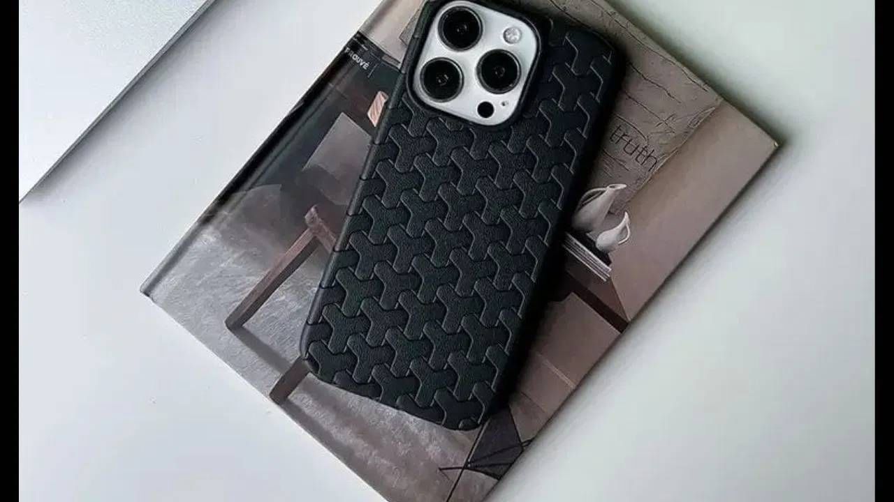 कव्हर काढा: स्मार्टफोनच्या संरक्षणासाठी अनेकदा जड कव्हर वापरले जाते. परंतु कव्हरमध्ये घाण साचल्यामुळे स्पीकरवरही परिणाम होतो आणि आवाज मंदावतो. बऱ्याचदा, तुमच्या फोनचे कव्हर तुमच्या मोबाईलच्या स्पीकरला झाकत असते. त्यामुळे स्पीकरमधून येणारा आवाज कमी येतो.