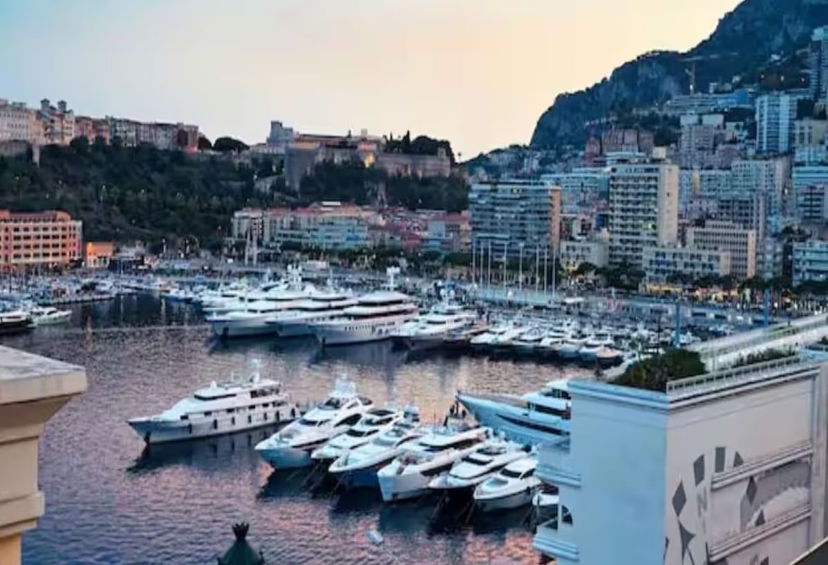  छोट्या देशाच्या क्रमवारीत तुवालु  (Tuvalu) हा जगातील चौथा सर्वात छोटा देश आहे. या देशाचे क्षेत्रफळ अवघे २६ चौरस किलोमीटर आहे. या छोट्या देशाची लोकसंख्या सुमारे ११,०९७ इतकी कमी आहे. या तुवालू देशाची राजधानी फुनाफुती आहे. 