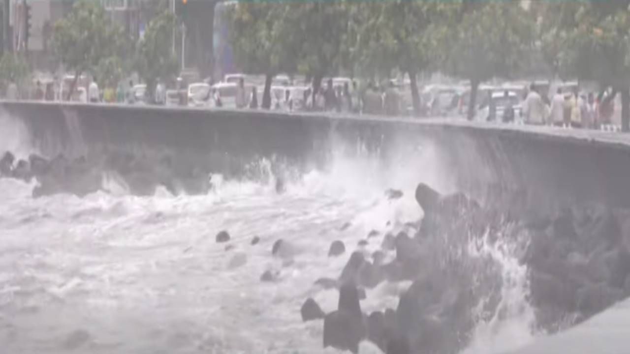 Mumbai Rain Alert : मुंबईकरांनो जरा जपून, समुद्राला उधाण अन् 19 वेळा भरती, पुढील 5 दिवस धोक्याचे; हवामान खात्याचा अलर्ट काय? Mumbai Rain Alert : मुंबईकरांनो जरा जपून, समुद्राला उधाण अन् 19 वेळा भरती, पुढील 5 दिवस धोक्याचे; हवामान खात्याचा अलर्ट काय?
