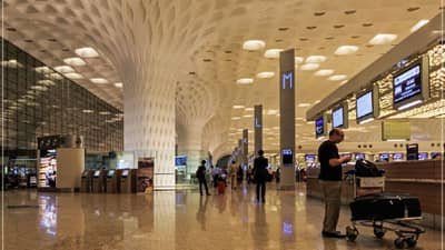 8 कोटींचे ड्रग्ज, 4 प्रवासी... मुंबई विमानतळावर रंगला थरार; काय घडलं? वाचून थक्क व्हाल