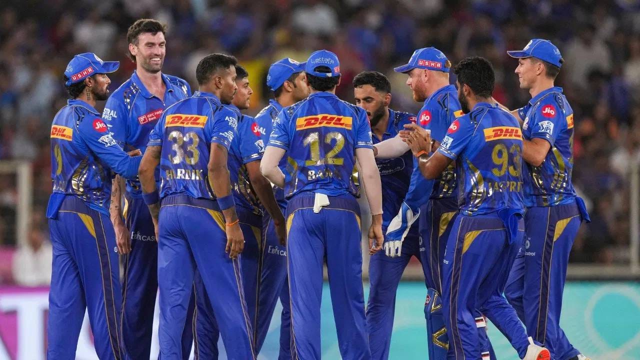 BCCI कडून या सीजनच्या प्राइज मनीसाठी कुठलीही अधिकृत घोषणा झालेली नाही. मागच्यावर्षी होती तितकीच IPL 2025 साठी प्राइज मनी असेल असं बोललं जातय. या वर्षी पुरस्काराची रक्कम 46.5 कोटी रुपये असू शकते. टुर्नामेंटच्या चार टॉप टीम्समध्ये ही रक्कम वाटली जाईल. (PHOTO- PTI)