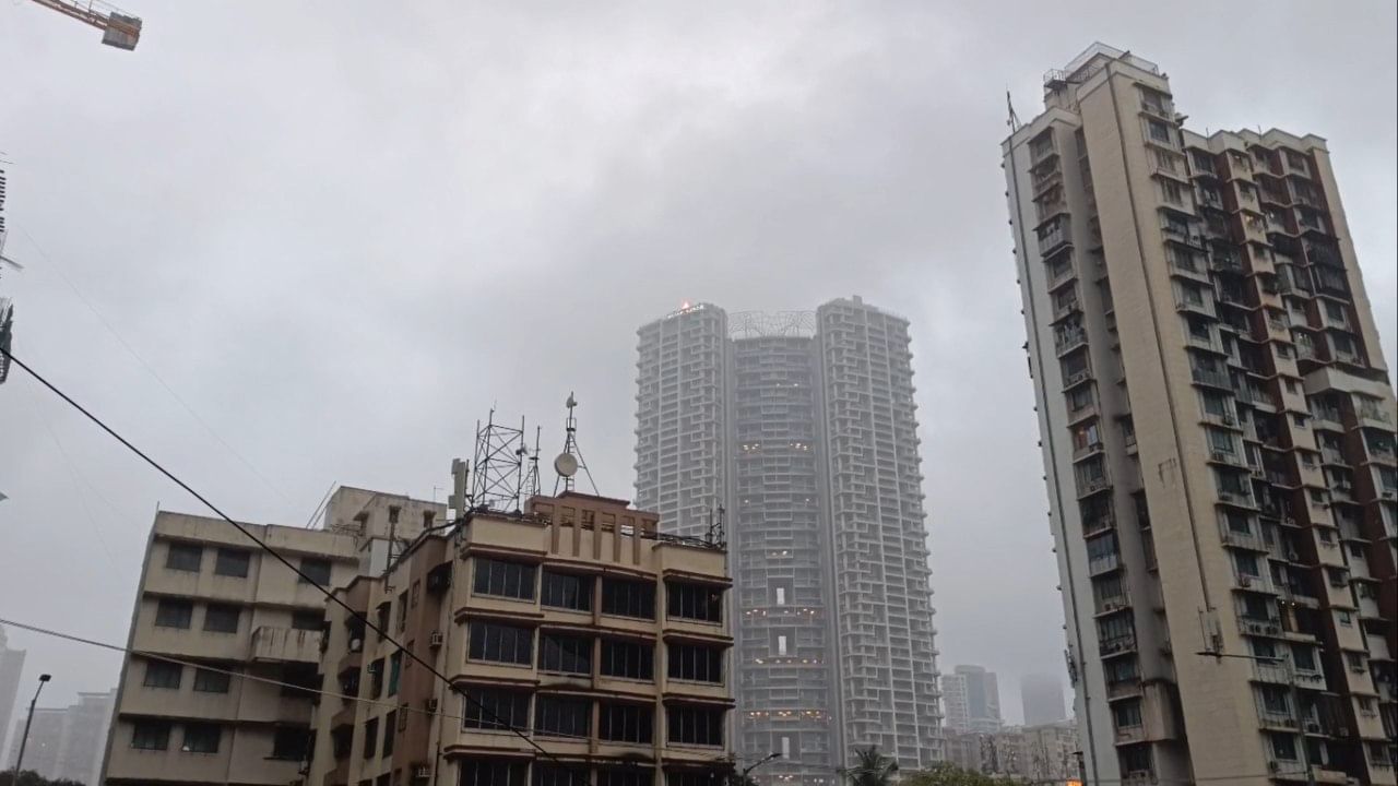 तसेच सध्या पश्चिम द्रुतगती महामार्गावर वाहतूक कोंडी झाली आहे.