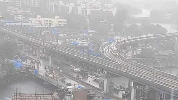 मुंबई शहर आणि उपनगरात रात्रभर मुसळधार पाऊस सुरू आहे. यामुळे हिंदमाता, सायन आणि दादरसारख्या सखल भागांतील रस्त्यांवर पाणी साचले आहे.