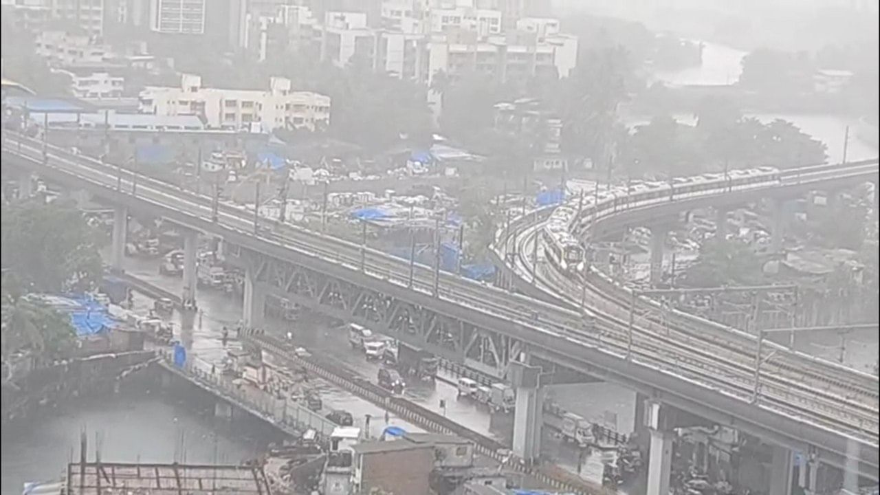 मुंबई शहर आणि उपनगरात रात्रभर मुसळधार पाऊस सुरू आहे. यामुळे हिंदमाता, सायन आणि दादरसारख्या सखल भागांतील रस्त्यांवर पाणी साचले आहे.