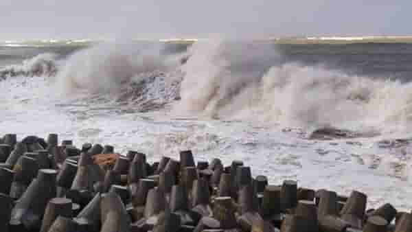 Mumbai Rain Update : समुद्राला उधाण आलं; उंच लाटा उसळणाऱ्या लाटा अन् मुंबईकरांची मरिन ड्राइव्हवर गर्दी