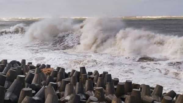 mumbai sea storm