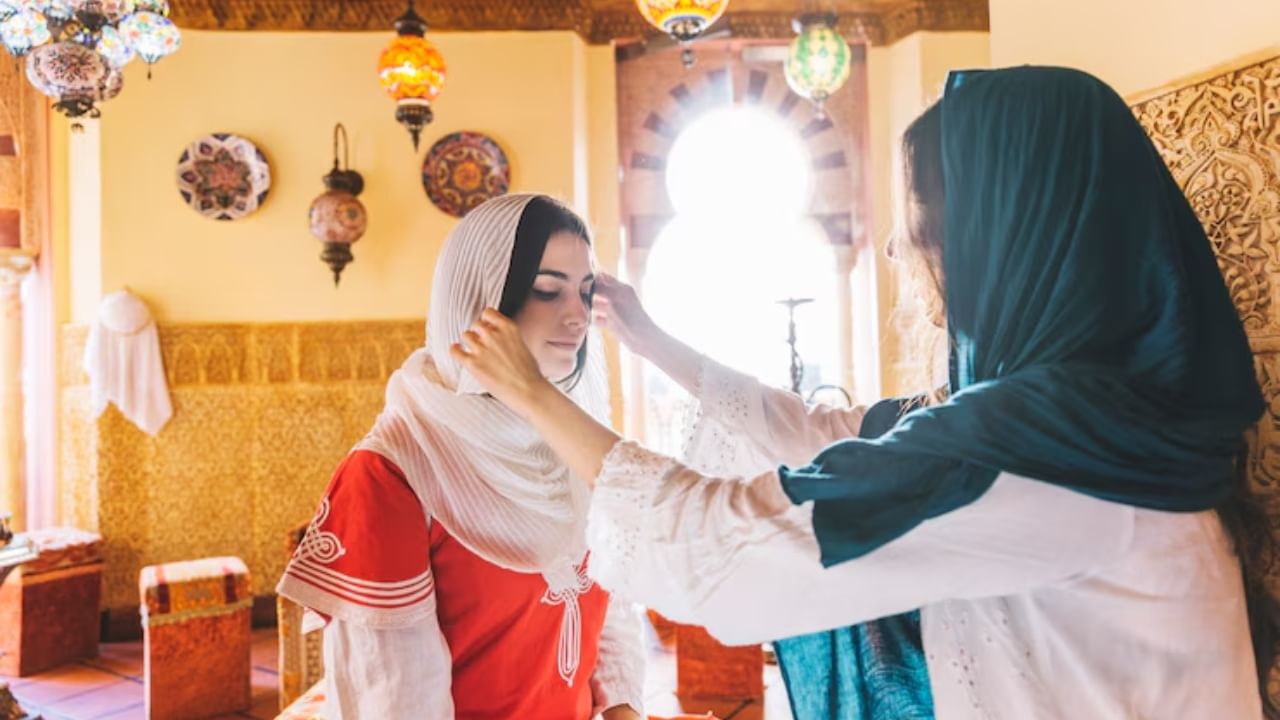 ज्येष्ठ गीतकार आणि लेखक जावेद अख्तर यांनी एका मुलाखतीत या फरकाबाबत सांगितले होते की, हा फरक शिया आणि सुन्नी पंथांमधील फरकाशी संबंधित आहे.