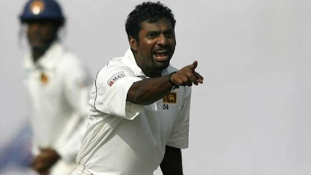 मुथय्या मुरलीधरनने आयसीसी स्पर्धांमध्ये एकूण 15 नॉकआउट सामने खेळले आहेत. या काळात त्याने 23 विकेट्स घेत विश्वविक्रम प्रस्थापित केला होता. आता, ऑस्ट्रेलियन डावखुरा वेगवान गोलंदाज मिचेल स्टार्कने हा विक्रम आपल्या नावावर केला आहे. (फोटो- टीव्ही9 हिंदी फाईल)