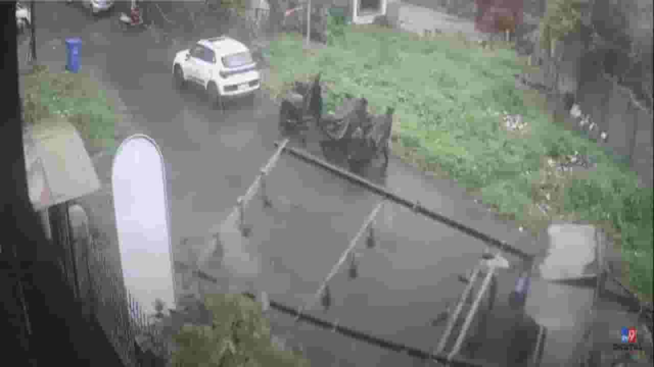 DP collapse in Naigaon : मुसळधार पावसानं विजेचा ट्रान्सफॉर्मर कोसळला अन्... बघा VIDEO  तुम्हालाही भरेल धडकी