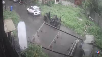 DP collapse in Naigaon : मुसळधार पावसानं विजेचा ट्रान्सफॉर्मर कोसळला अन्… बघा VIDEO तुम्हालाही भरेल धडकी