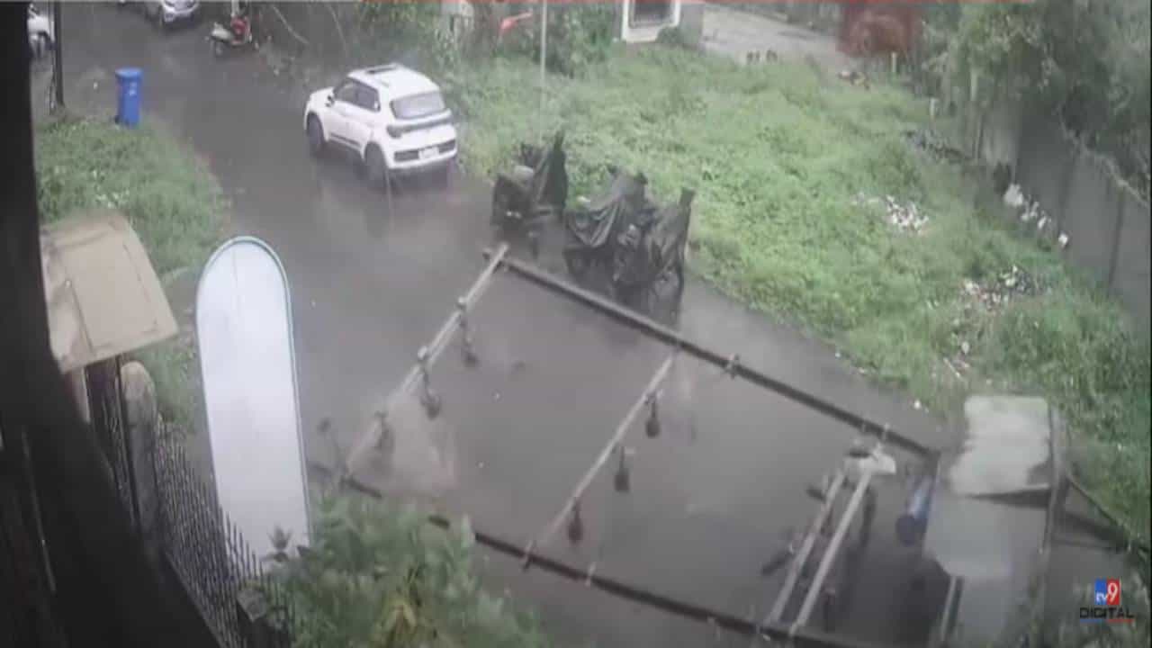 DP collapse in Naigaon : मुसळधार पावसानं विजेचा ट्रान्सफॉर्मर कोसळला अन्... बघा VIDEO तुम्हालाही भरेल धडकी DP collapse in Naigaon : मुसळधार पावसानं विजेचा ट्रान्सफॉर्मर कोसळला अन्... बघा VIDEO तुम्हालाही भरेल धडकी