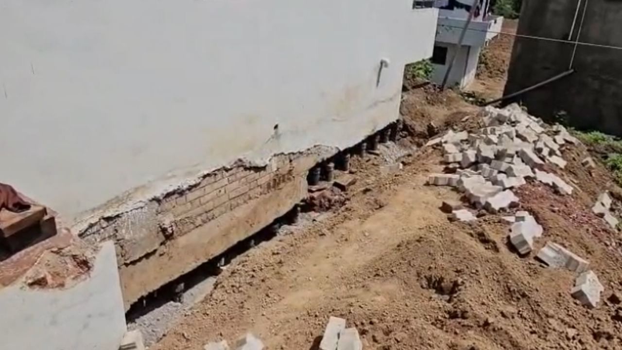 या संपूर्ण कामासाठी घरमालकाला अंदाजे साडेसहा लाख रुपयांपर्यंत खर्च येणार आहे. हे काम सुरू झाल्यापासूनच परिसरातील नागरिक मोठ्या संख्येने हे अनोखे दृश्य पाहण्यासाठी गर्दी करत आहेत.