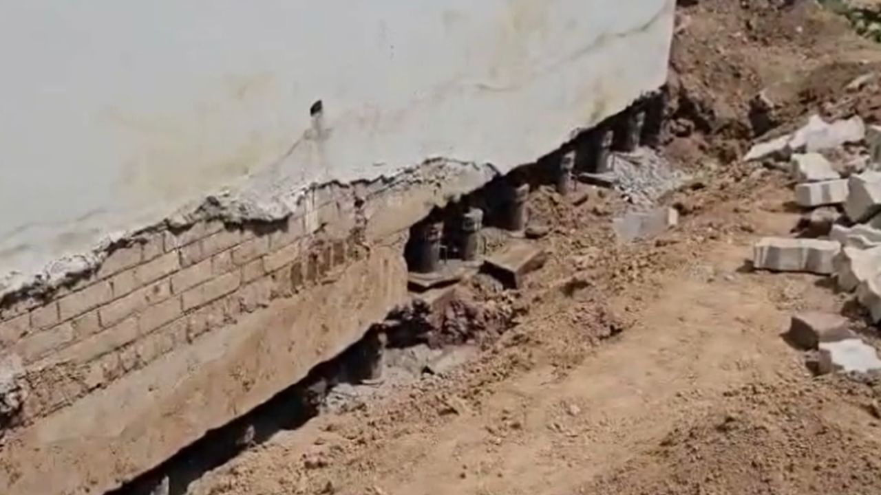 चार चाकी वाहन पंक्चर झाल्यानंतर जॅकच्या मदतीने टायर उचलण्यात येते, हे आपण पाहिले आहे. मात्र नाशिकच्या सटाणा तालुक्यातील ताहाराबाद येथे चक्क एका बाजूला झुकलेली दुमजली इमारत जॅकच्या सहाय्याने उचलून सरळ करण्याचे काम सुरु आहे.