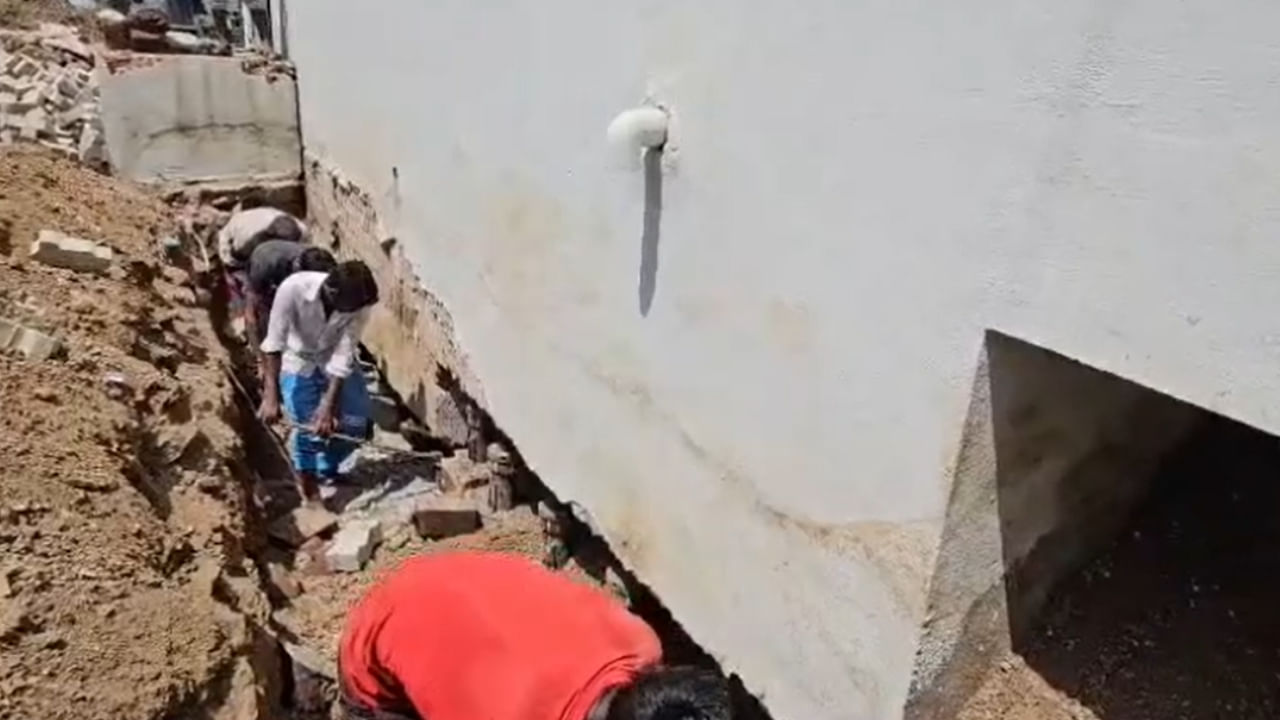 ताहाराबाद येथील ही दुमजली इमारत बीम तुटल्यामुळे एका बाजूला झुकू लागली होती. यामुळे ही इमारत कोणत्याही क्षणी जमीनदोस्त होईल, असा धोका निर्माण झाला होता.