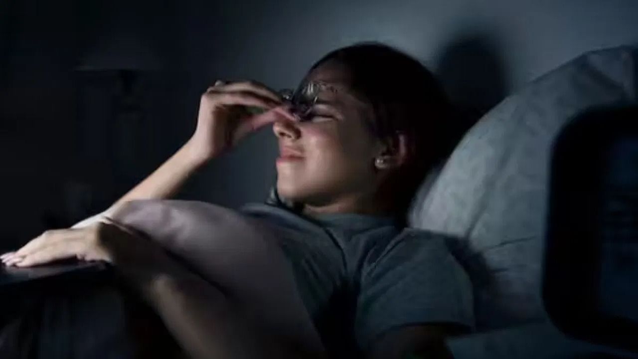  झोपेच्या वेळी स्नायू पेटके येणे किंवा अचानक झटके येणे हे केवळ थकवा असू शकत नाही. ते कॅल्शियम आणि इलेक्ट्रोलाइट असंतुलनाचे लक्षण असू शकते, जे मूत्रपिंड निकामी झाल्यामुळे होऊ शकते.