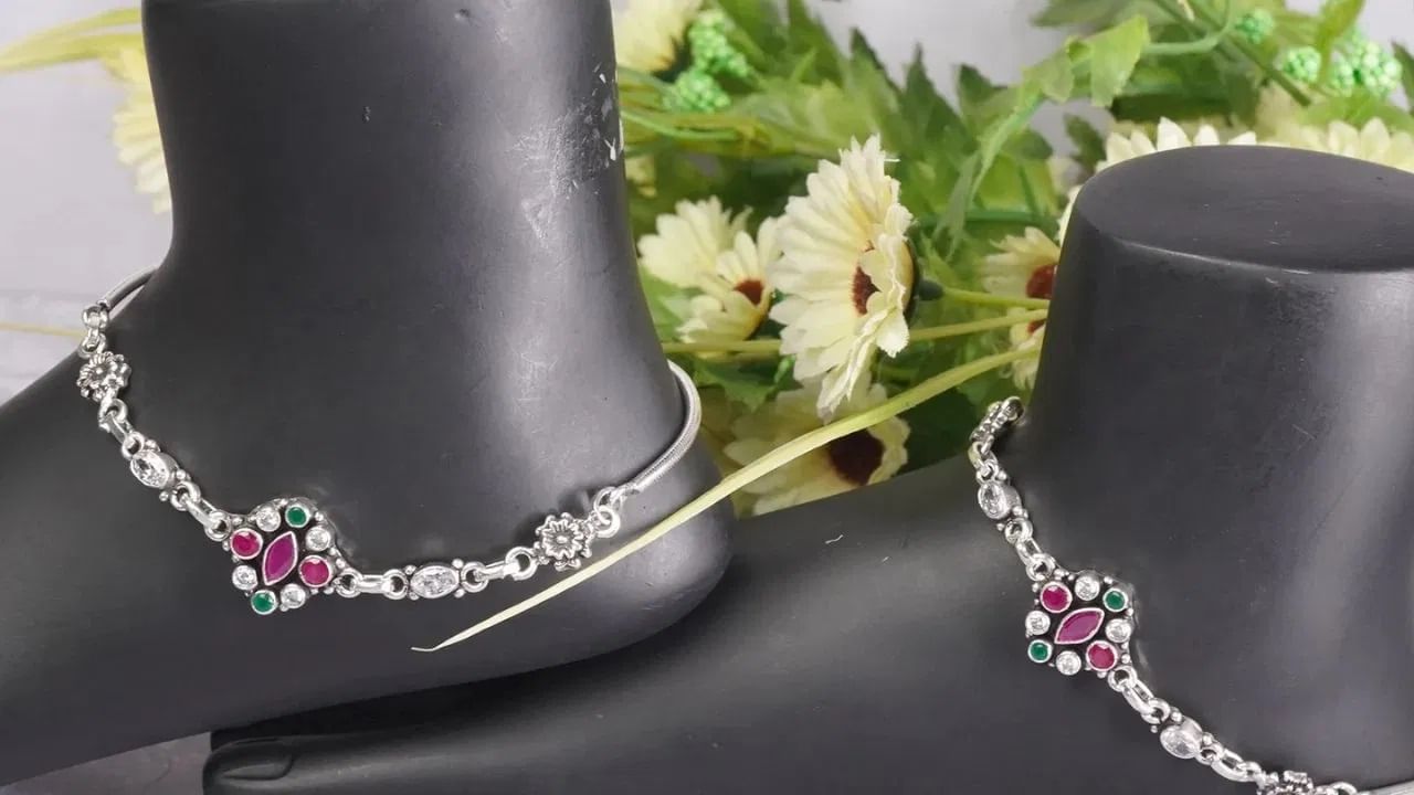 हिंदू धर्मात महिलांच्या सोळा अलंकारांचा उल्लेख करण्यात आला आहे. जे लग्नानंतर स्त्री करते. यामध्ये सिंदूर, बिंदी, मंगळसूत्र, बांगड्या, पैजन यांसारखे अलंकार महत्त्वाचे मानले जातात. हे अलंकार महिला विवाहित असल्याचा पुरावा मानले जातात.