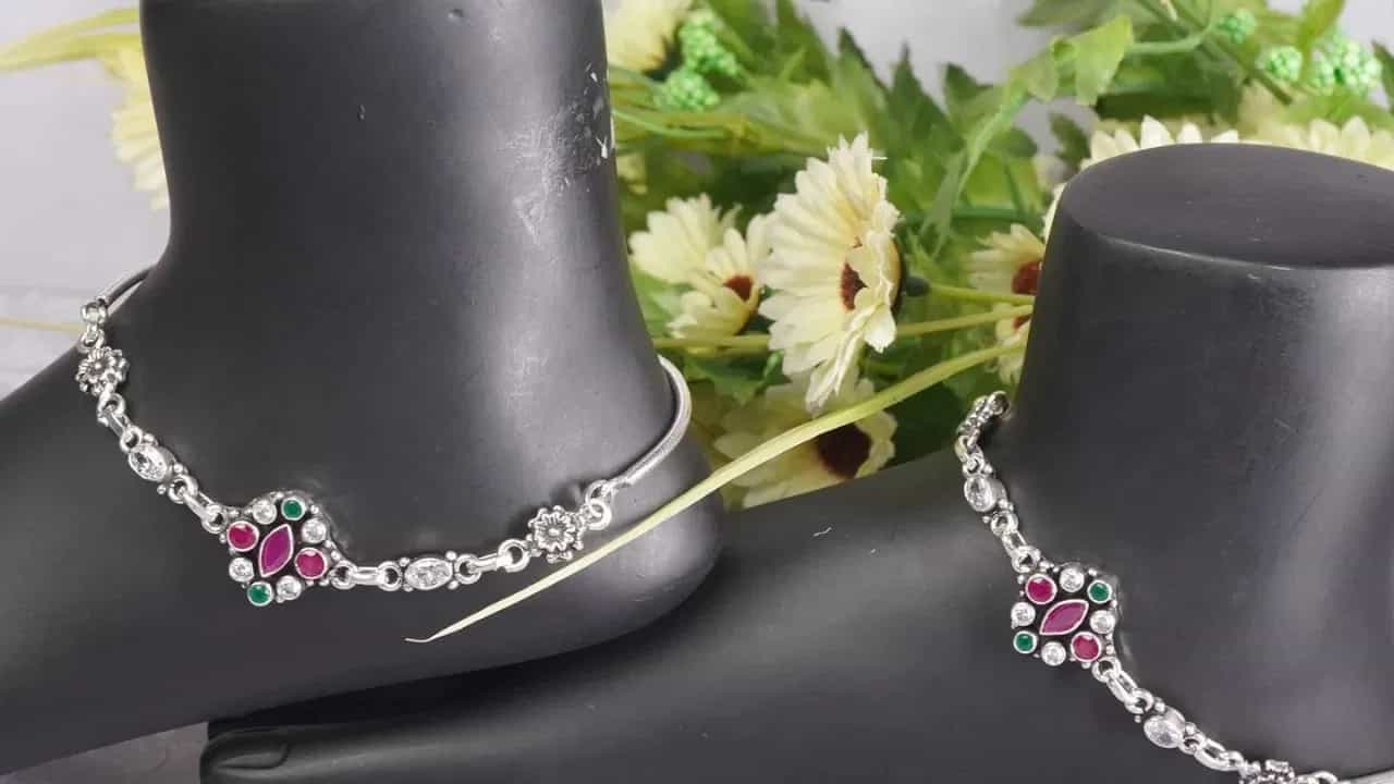 हिंदू धर्मात महिलांच्या सोळा अलंकारांचा उल्लेख करण्यात आला आहे. जे लग्नानंतर स्त्री करते. यामध्ये सिंदूर, बिंदी, मंगळसूत्र, बांगड्या, पैजन यांसारखे अलंकार महत्त्वाचे मानले जातात. हे अलंकार महिला विवाहित असल्याचा पुरावा मानले जातात.