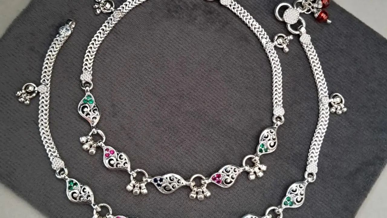 प्राचीन काळात, पायात जड आणि जड चांदीचे पैजन घातले जात होते, जे बांगड्यांसारखे होते. हंपीच्या मूर्तींमध्ये पैजन आणि इतर दागिने देखील दर्शविलेले आहेत.