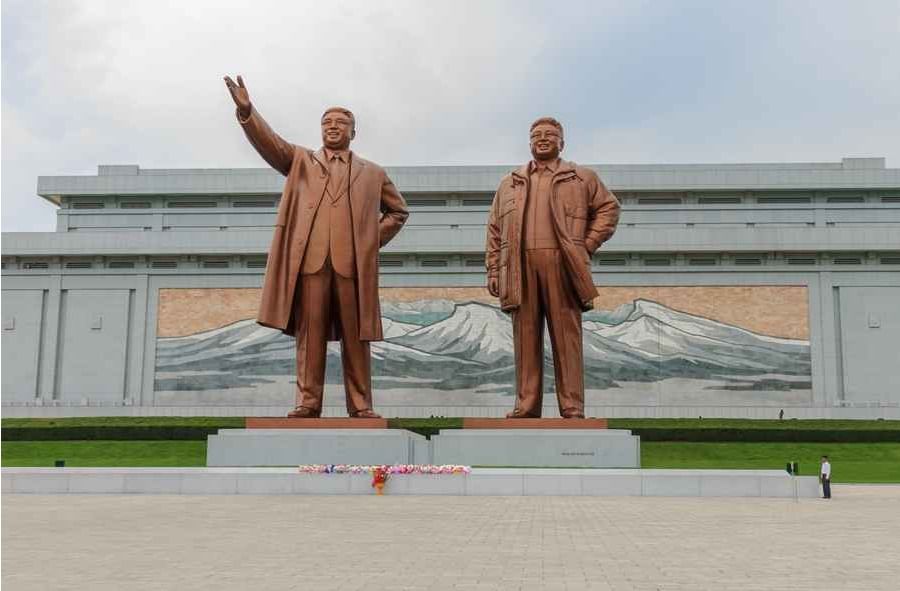 उत्तर कोरिया - उत्तर कोरिया हा देश नेहमीच गूढ राहिलेला आहे. पर्यटनावर उत्तर कोरिया सरकारचे कडक नियंत्रण आहे. उत्तर कोरियाला भेट देणाऱ्या परदेशी नागरिकांनाही किरकोळ गुन्ह्यांसाठी भयानक शिक्षा झाल्या आहेत.उत्तर कोरियामध्ये पाळल्या जाणाऱ्या सर्वात महत्त्वाच्या कायद्यांपैकी एक म्हणजे देशाचे नेते किम जोंग उन किंवा त्यांच्या कुटुंबाचा कोणी अपमान केल्यास कठोर शासन होते. गुन्हेगारांना 'पुनर्शिक्षण शिबिरांमध्ये' पाठवले जाऊ शकते किंवा कदाचित त्यांना मृत्युदंडही दिला जाऊ शकतो. उत्तर कोरियामध्ये २० हून अधिक गुन्ह्यांना मृत्युदंडाची शिक्षा आहे.ज्यात खून, बलात्कार, अपहरण, राज्य मालमत्तेचे नुकसान, सेल फोनद्वारे वर्गीकृत माहिती उघड करणे आणि किरकोळ चोरी यांचा समावेश आहे. गोळीबार पथकांद्वारे सार्वजनिकरित्या फाशी देण्यात येते. २०१५ मध्ये, उत्तर कोरियाचे संरक्षण मंत्री ह्योन योंग-चोल यांना सूचनांचे पालन न केल्याबद्दल आणि किम जोंग उन उपस्थित असलेल्या एका कार्यक्रमादरम्यान झोपी गेल्याबद्दल शेकडो लोकांच्या समोर विमानविरोधी गोळीबारात  ठार मारण्यात आले होते.उत्तर कोरियाचे लोक सरकारच्या परवानगीशिवाय परदेशात प्रवास करू शकत नाहीत.हे लोक आंतरराष्ट्रीय कॉल देखील करू शकत नाहीत आणि इतर देशांशी इंटरनेट कनेक्शन नाही. टीव्ही आणि रेडिओ फक्त मान्यताप्राप्त सरकारी चॅनेल दाखवण्यासाठी पूर्व-सेट केलेले असतात आणि परदेशी रेडिओ आणि सेल फोन सिग्नल येथे जाम केले जातात.