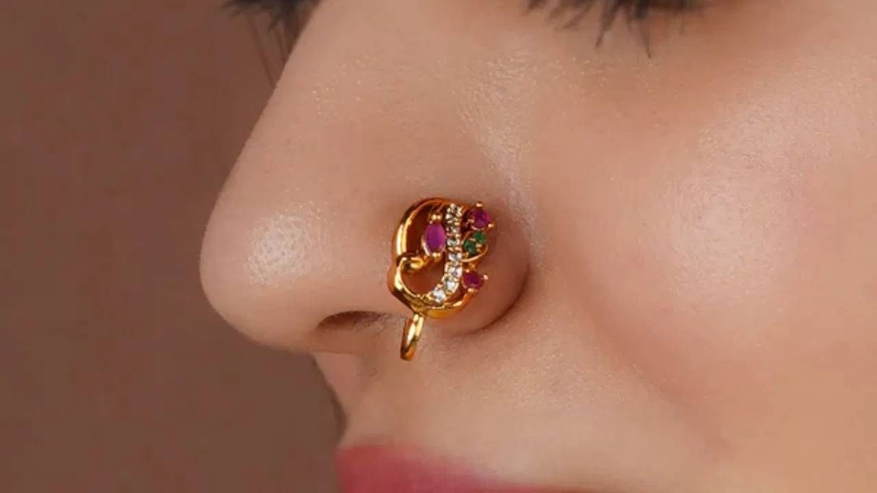 काही समाजांमध्ये, नाकातील नथ हे विवाहित असल्याचे प्रतीक आहे आणि शुभ प्रसंगी ते घालणे शुभ मानले जाते. काही मान्यतांनुसार, नाक टोचणे हा हिंदू धर्मातील एक महत्त्वाची देवी मानली जाणारी देवी पार्वतीचा सन्मान करण्याचा एक मार्ग आहे. हे सोळा अलंकारांपैकी एक मानले जाते.