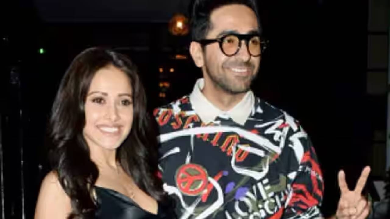 नुसरत भरूचा आणि आयुष्मान खुराना  अभिनेत्री नुसरतनेही अलीकडेच तिच्या नावाचे स्पेलिंग बदलले आहे. तिने नुसरतमध्ये डबल T जोडला आहे. आता तिच्या नावाचे स्पेलिंग Nushratt झाले आहे. तर तिकडे अभिनेता आयुष्मान खुरानानेही त्याच्या नावाचे स्पेलिंग  Ayushmann Khurrana  असं बदलले आहे.