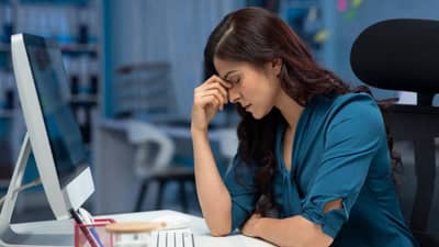 ऑफिसमध्ये डेस्क निवडताना या 3 चुका कधीच करू नका, अन्यथा होईल मोठा तोटा!